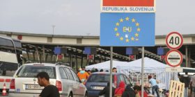 Migrantët arrijnë në kufirin e Kroacisë me Slloveninë