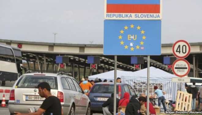 Migrantët arrijnë në kufirin e Kroacisë me Slloveninë