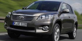 “Toyota” heq nga prodhimi motorët me benzinë dhe naftë