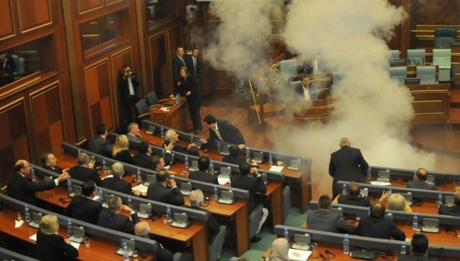 Opozita i’a ‘qiti’ tymin kuvendit të Kosovës!