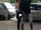 Çifti rrahen me shpulla në mes të Tiranës (VIDEO)
