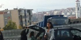 Me veturë zyrtare i dërgon rrobat në konvikt (Foto)