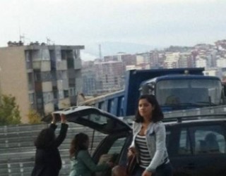 Me veturë zyrtare i dërgon rrobat në konvikt (Foto)
