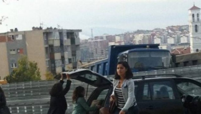 Me veturë zyrtare i dërgon rrobat në konvikt (Foto)