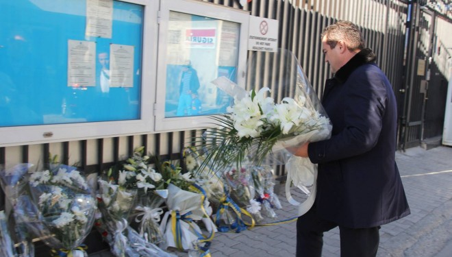 Rrahim Pacolli nderon viktimat e Parisit pranë Ambasadës Franceze