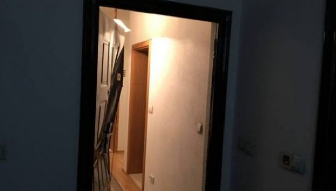 Foto brenda banesës së Albin Kurtit, pas aksionit të policisë (Foto)