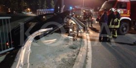 Gardhi i rrethit e shpëton makinën nga rrokullisja (Foto)