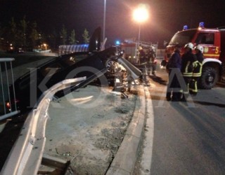 Gardhi i rrethit e shpëton makinën nga rrokullisja (Foto)