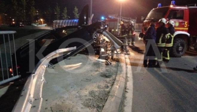 Gardhi i rrethit e shpëton makinën nga rrokullisja (Foto)