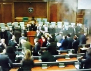 Sërish seanca mbahet e improvizuar në një sall në Kuvend