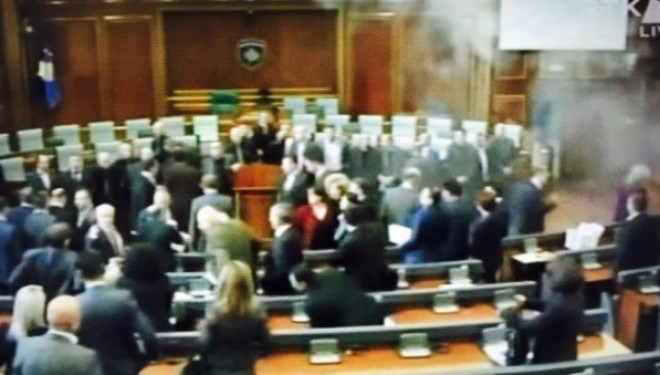 Sërish seanca mbahet e improvizuar në një sall në Kuvend