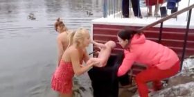 Nëna e gjuan foshnjën 3 muajshe në ujë të akullt, arsyeja do t’iu habit (Video)