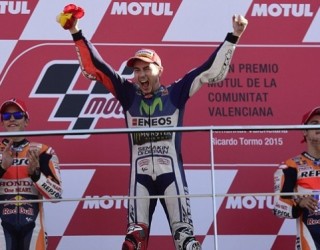 Moto GP, Lorenzo fiton në Valencia dhe kurorëzohet kampion