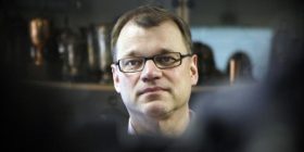 Kryeministri finlandez ulet në tualet në aeroplan (FOTO)