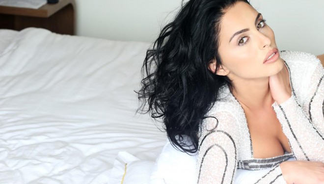 Miss Earth Kosova Kaltrina Neziri në shoqerimin e Çenarit (FOTO)