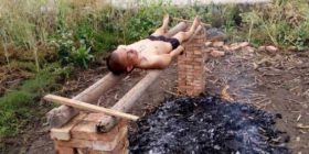 E pjek vetën për së gjalli për një arsye tmerrësisht të dhimbshme (FOTO)