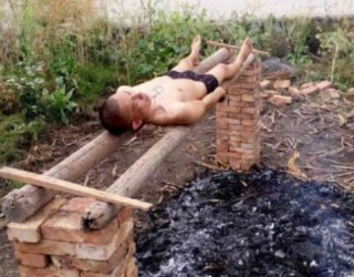 E pjek vetën për së gjalli për një arsye tmerrësisht të dhimbshme (FOTO)