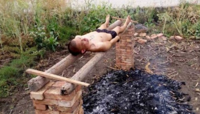 E pjek vetën për së gjalli për një arsye tmerrësisht të dhimbshme (FOTO)