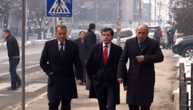 Votat e Rrustem Mustafës dhe Latif Gashit rrezikojnë buxhetin
