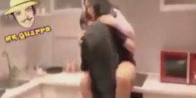 Tentojnë të bëjnë në kuzhinë, vajzës i digjen të pasmet (Video)