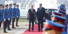 NATO ia heq ndalesën ajrore Serbisë
