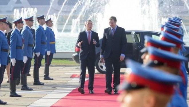 NATO ia heq ndalesën ajrore Serbisë