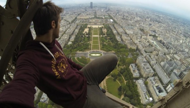 Avanturieri i Youtube tani u ngjit në kullën Eiffel (VIDEO)