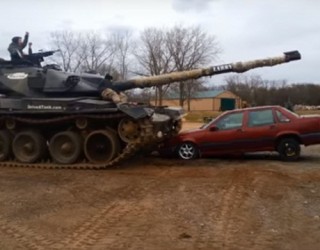 VOLVO është çelik, as tanka s’mund ta shkatërrojë! (Video)