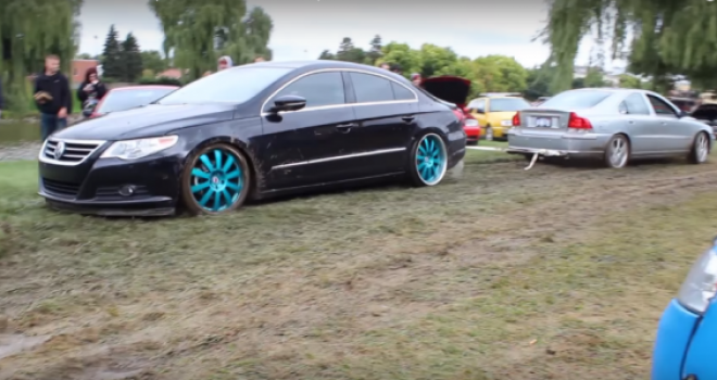 VOLVO S60R nxjerr nga balta VW Passat!!! (Video)