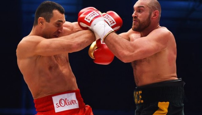Klitschko rrëzohet nga froni, Tyson është kampioni (Video/Foto)