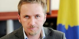 Këshilltari i Thaçit sulmon opozitën: Anarkistët, reketashët dhe të korruptuarit s’i do populli