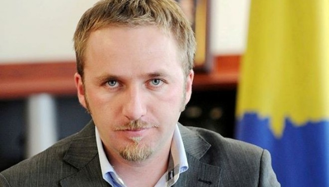 Këshilltari i Thaçit sulmon opozitën: Anarkistët, reketashët dhe të korruptuarit s’i do populli