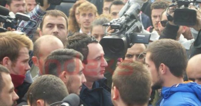 Albin Kurti arrin tek protestuesit, elektrizohet masa (Foto)