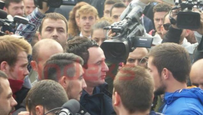 Albin Kurti arrin tek protestuesit, elektrizohet masa (Foto)