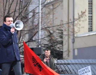 Albin Kurti me 15 truproje zbret në shesh për 28 Nëntor