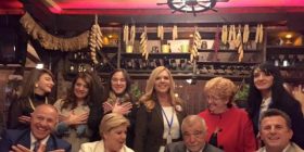 Ish presidenti i Kroacisë Stipe Mesiç bën shqiponjën në restorant “Tivoli” në Tetovë (Foto)