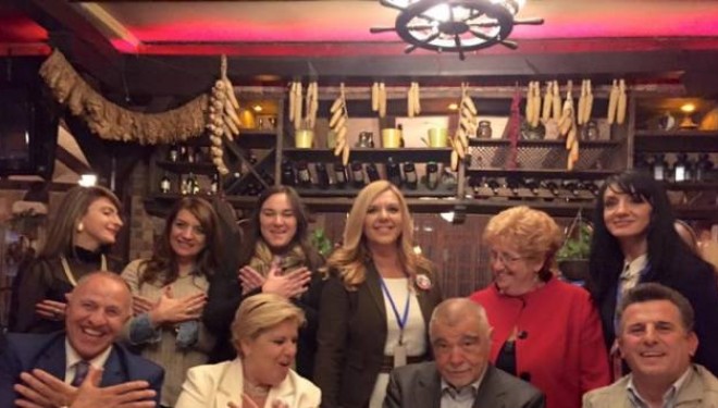 Ish presidenti i Kroacisë Stipe Mesiç bën shqiponjën në restorant “Tivoli” në Tetovë (Foto)