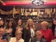 Ish presidenti i Kroacisë Stipe Mesiç bën shqiponjën në restorant “Tivoli” në Tetovë (Foto)