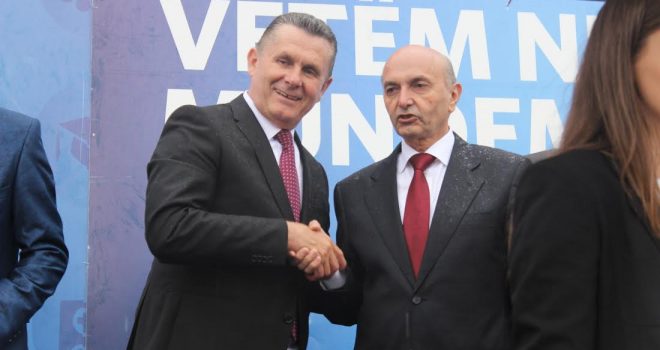 Kryetari i Pejës, Gazmend Muhaxhiri e shpërblen bashkë partiakun me tender (Foto)