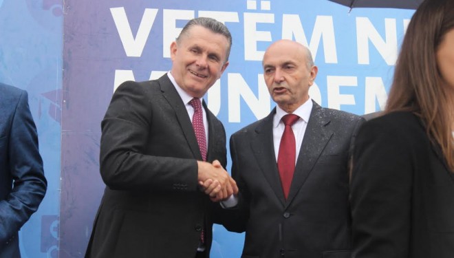 Kryetari i Pejës, Gazmend Muhaxhiri e shpërblen bashkë partiakun me tender (Foto)