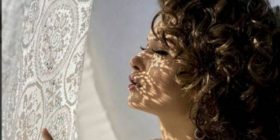 Bukuroshja shqiptare, mahnitëse në fotosesionin e ri (Foto)