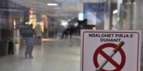 Mbi 100 gjoba u shqiptohen shkelësve të ligjit për duhanin