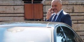 Aktivistë të Vetëvendosjes e gjuajten me vezë Edi Ramën (Foto)