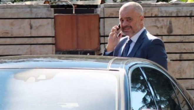 Aktivistë të Vetëvendosjes e gjuajten me vezë Edi Ramën (Foto)