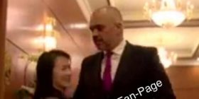 Gazetarja kineze e prek Edi Ramën në vend delikat (Foto)