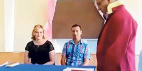Dhëndri bën shaka gjatë kurorëzimit, ofiqari e lëshon sallën (video)