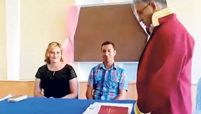 Dhëndri bën shaka gjatë kurorëzimit, ofiqari e lëshon sallën (video)