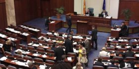 Parlamenti në Maqedoni, miraton pakon e ligjeve