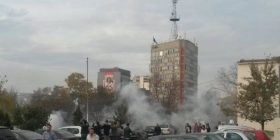 Protestuesit hedhin gazlotsjellës tek Fakulteti Filologjik (Foto)