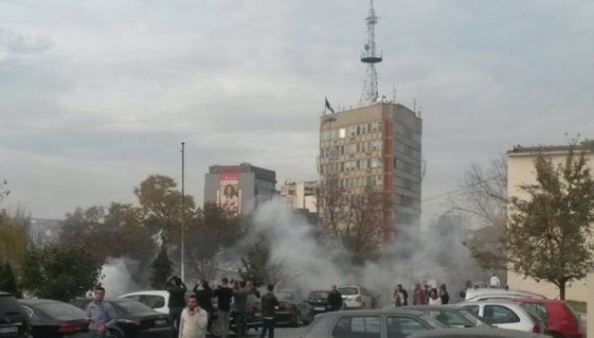 Protestuesit hedhin gazlotsjellës tek Fakulteti Filologjik (Foto)